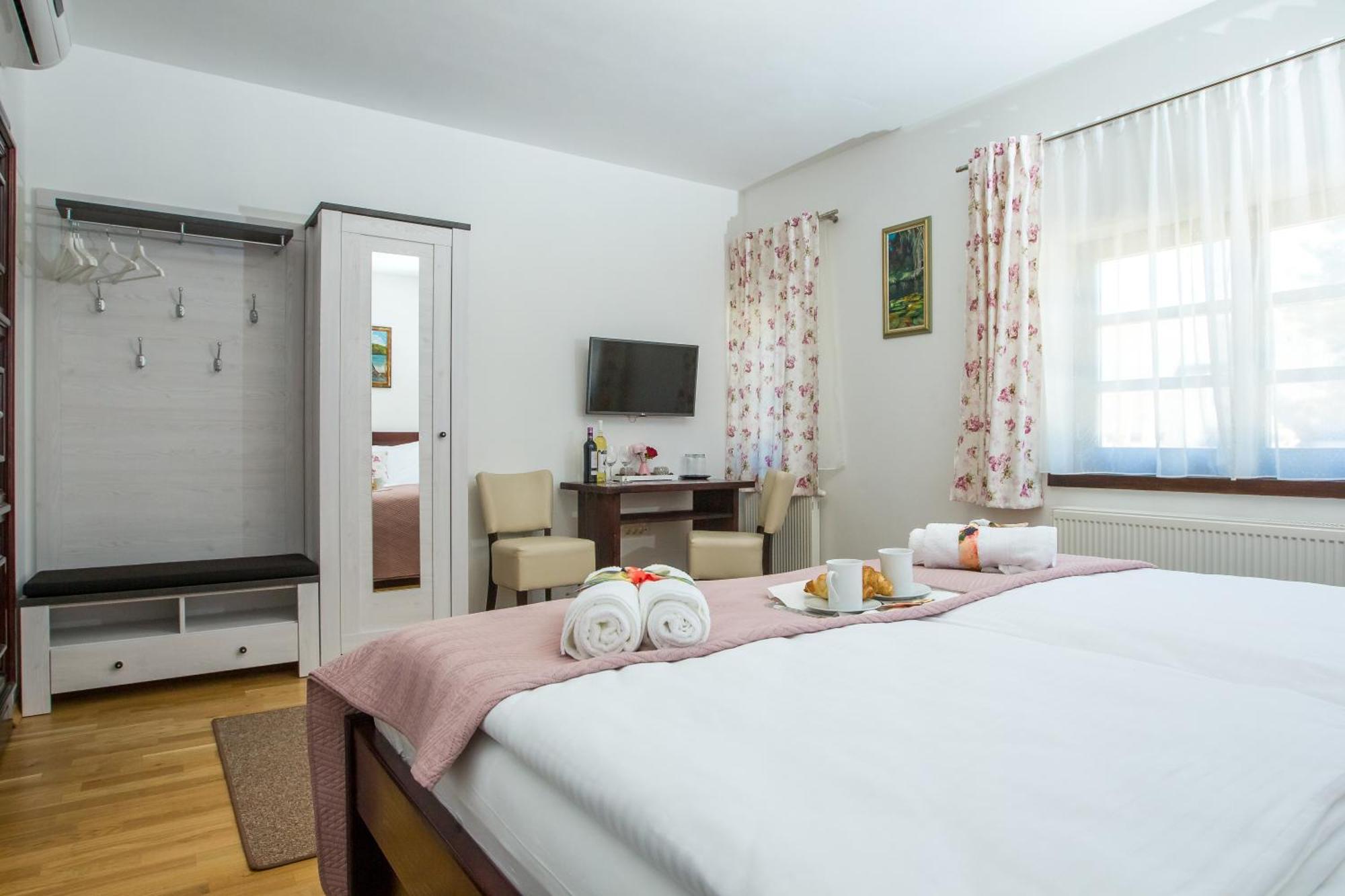 B&B Lady Of The Lake Jezerce Room photo